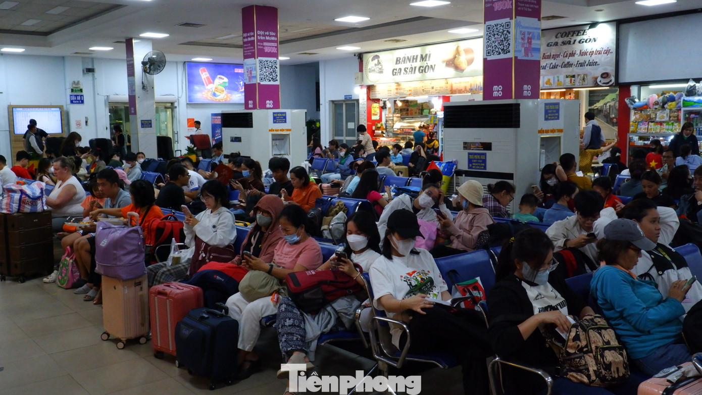 Theo ghi nhận của phóng viên, từ chiều tối 29/4, ga Sài Gòn (quận 3, TPHCM) đã tấp nập hành khách. Đại diện Chi nhánh vận tải đường sắt Sài Gòn cho biết trong hôm nay (29/4), ngành đường sắt tổ chức 13 chuyến tàu xuất phát từ TPHCM đi các tỉnh thành như Quy Nhơn, Nha Trang, Phan Thiết, Đà Nẵng và Hà Nội.