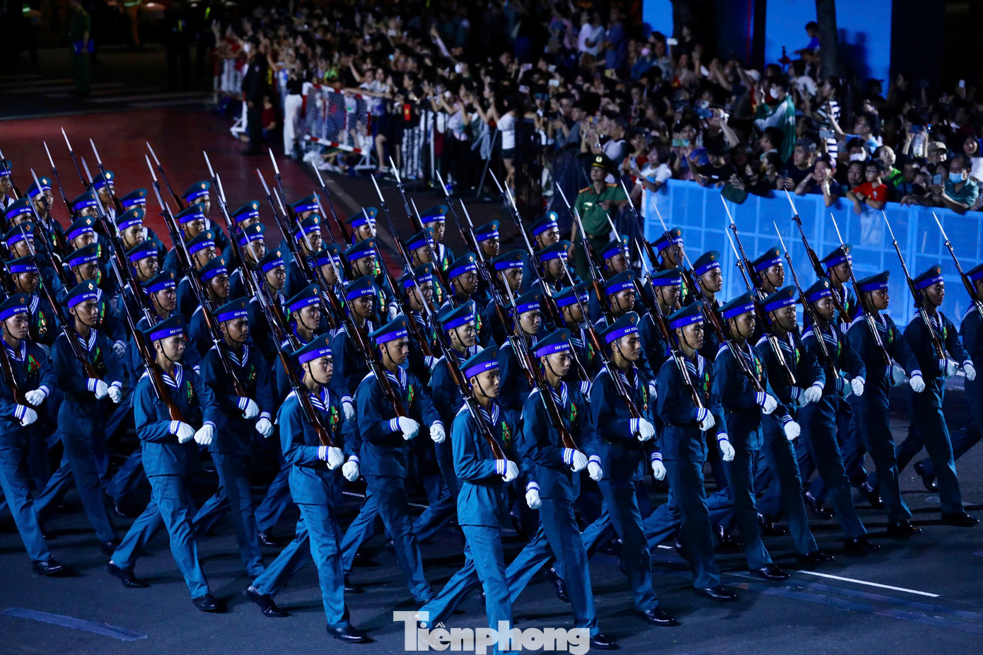 Buổi tổng hợp luyện diễu binh trên đường Lê Duẩn, quận 1, TPHCM vào tối 18/4. Ảnh: Duy Anh