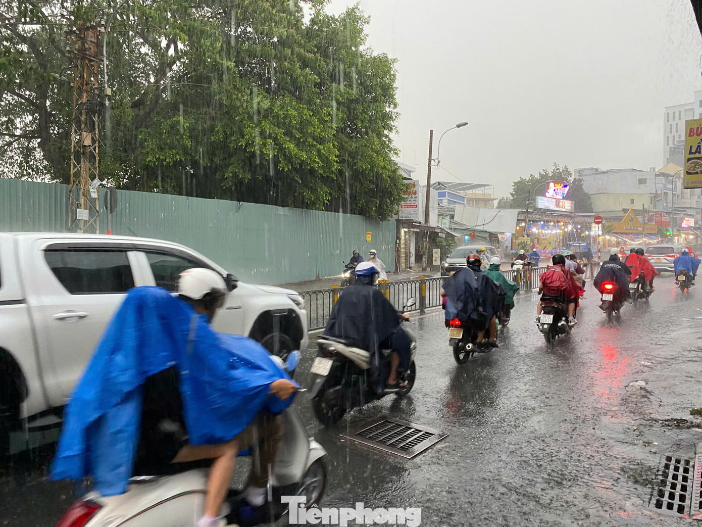 Nhiều nơi ở TPHCM xuất hiện mưa lớn từ sáng 10/6.