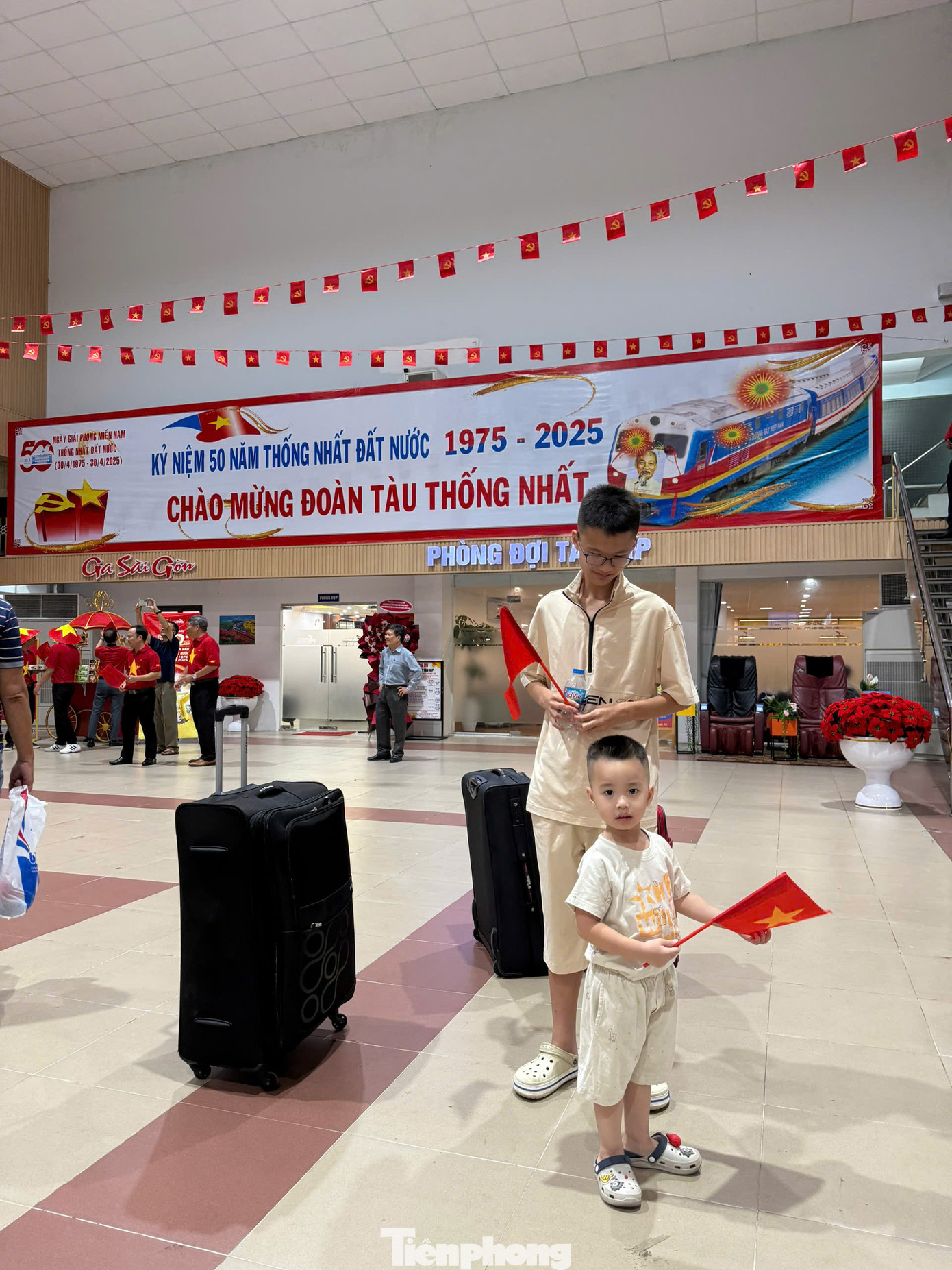 Không khí tại nhà ga Sài Gòn trước giờ tàu Thống Nhất khởi hành. Không khí tại nhà ga Sài Gòn trước giờ tàu Thống Nhất khởi hành.