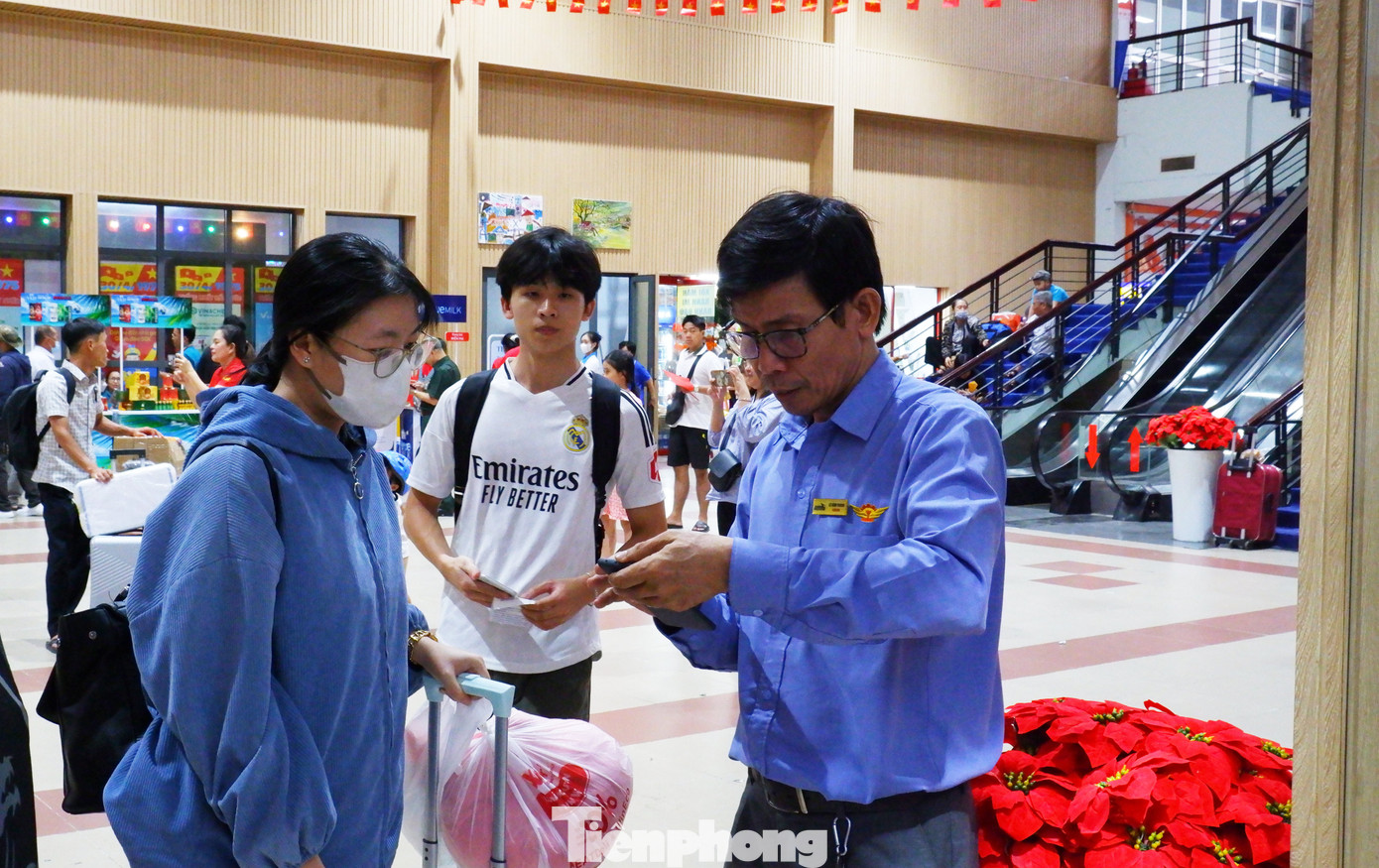 Hành khách chuẩn bị lên đoàn tàu Thống Nhất tại ga Sài Gòn vào tối 29/4. Hành khách chuẩn bị lên đoàn tàu Thống Nhất tại ga Sài Gòn vào tối 29/4.