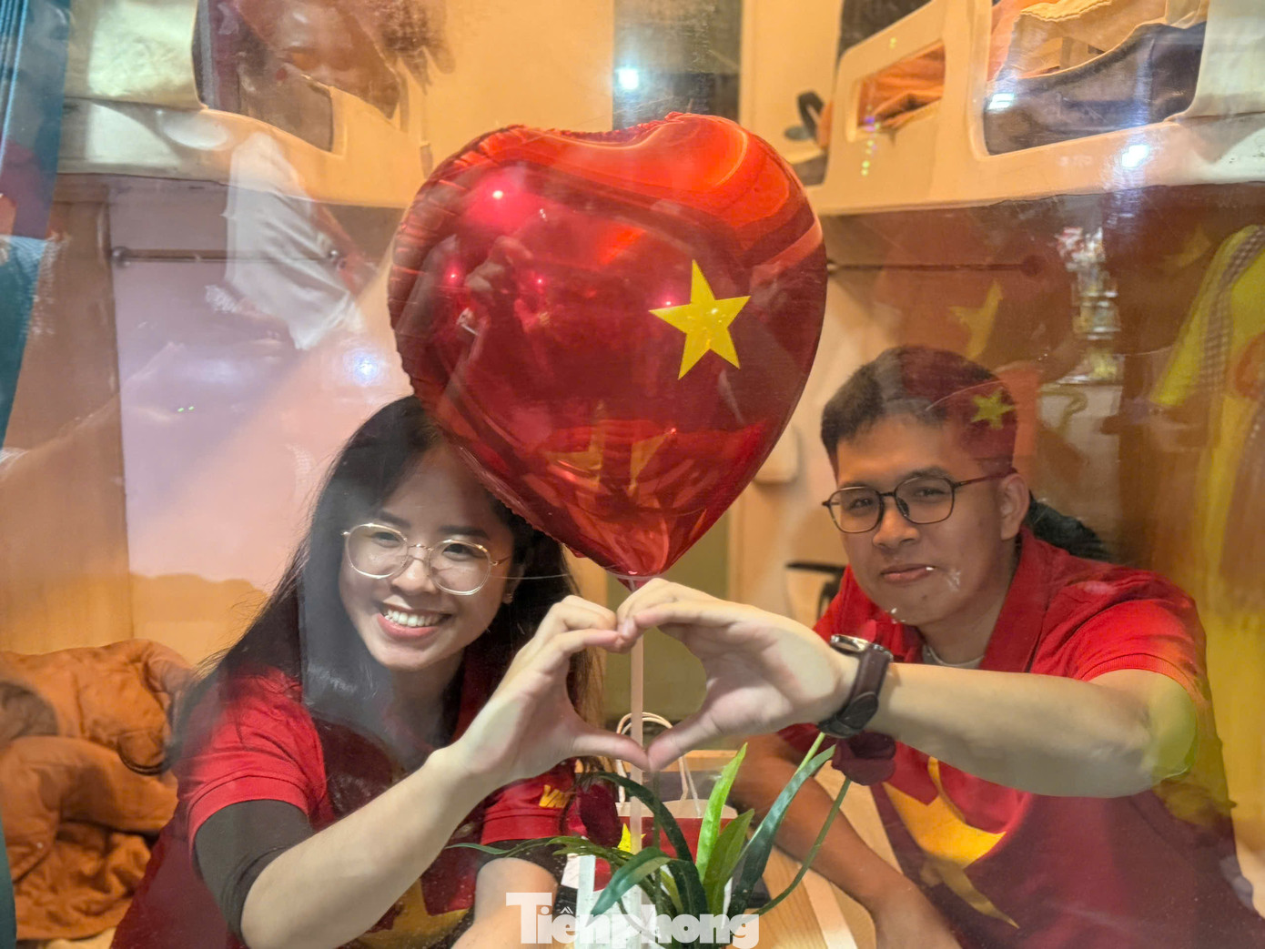 Những khoảnh khắc đẹp bên trong đoàn tàu Thống Nhất. Những khoảnh khắc đẹp bên trong đoàn tàu Thống Nhất.