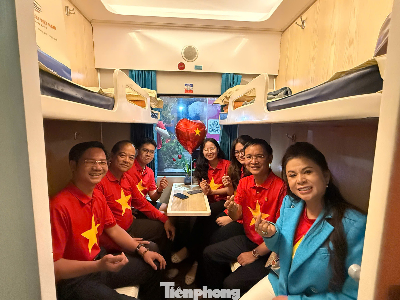 Những khoảnh khắc đẹp bên trong đoàn tàu Thống Nhất. Những khoảnh khắc đẹp bên trong đoàn tàu Thống Nhất.