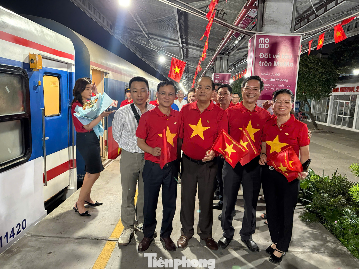 Không khí hào hứng trước giờ tàu Thống Nhất khởi hành ở ga Sài Gòn. Không khí hào hứng trước giờ tàu Thống Nhất khởi hành ở ga Sài Gòn.