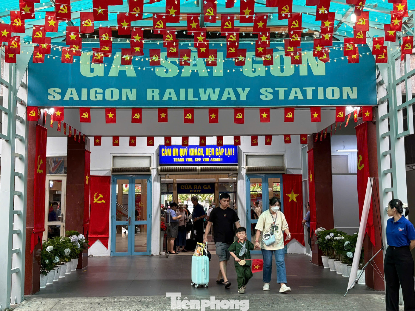 Ga Sài Gòn rực rỡ cờ hoa mừng 50 năm Ngày Giải phóng miền Nam, thống nhất đất nước (30/4/1975 - 30/4/2025). Ga Sài Gòn rực rỡ cờ hoa mừng 50 năm Ngày Giải phóng miền Nam, thống nhất đất nước (30/4/1975 - 30/4/2025).
