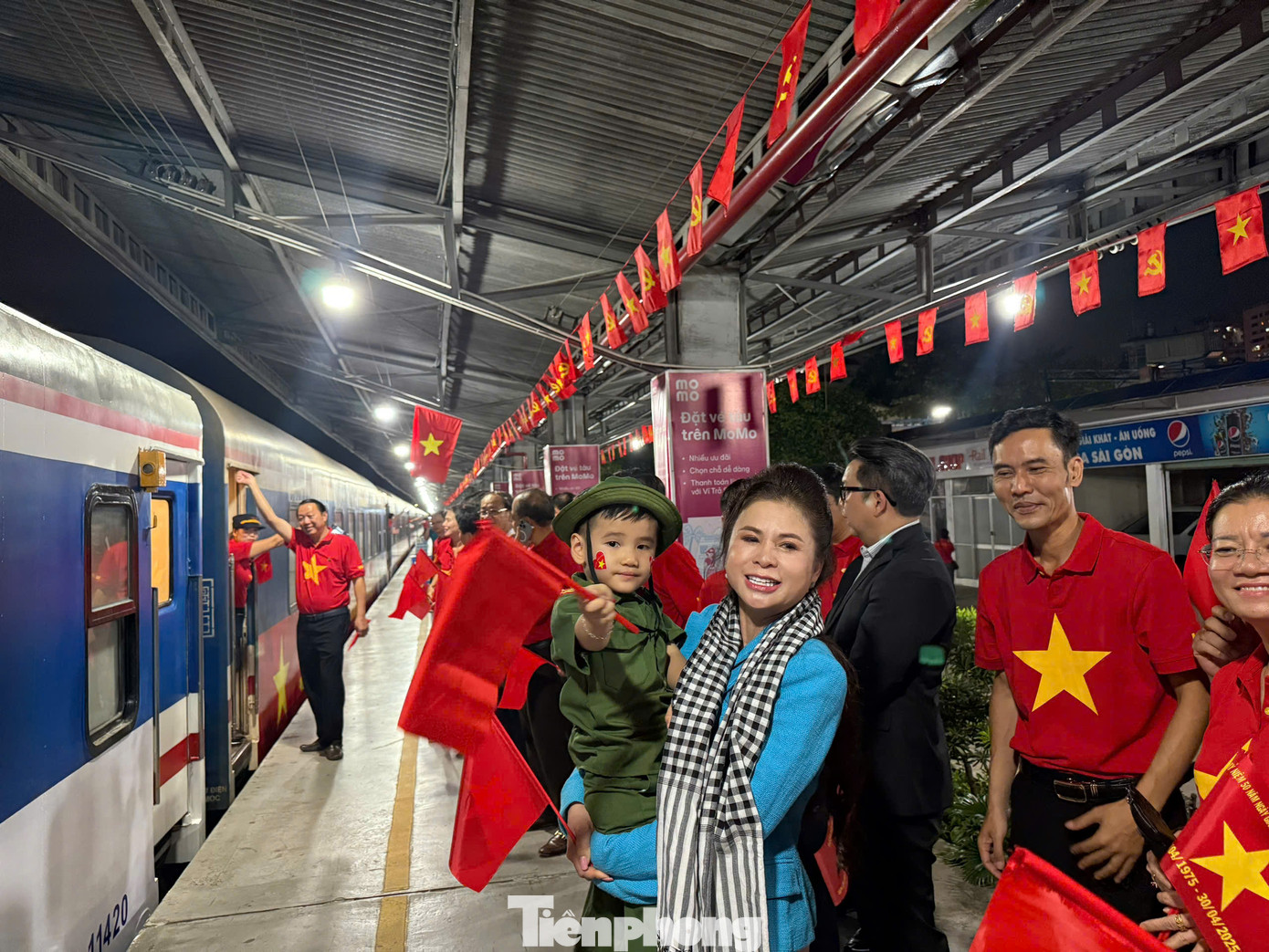 Không khí hào hứng trước giờ tàu Thống Nhất khởi hành ở ga Sài Gòn. Không khí hào hứng trước giờ tàu Thống Nhất khởi hành ở ga Sài Gòn.