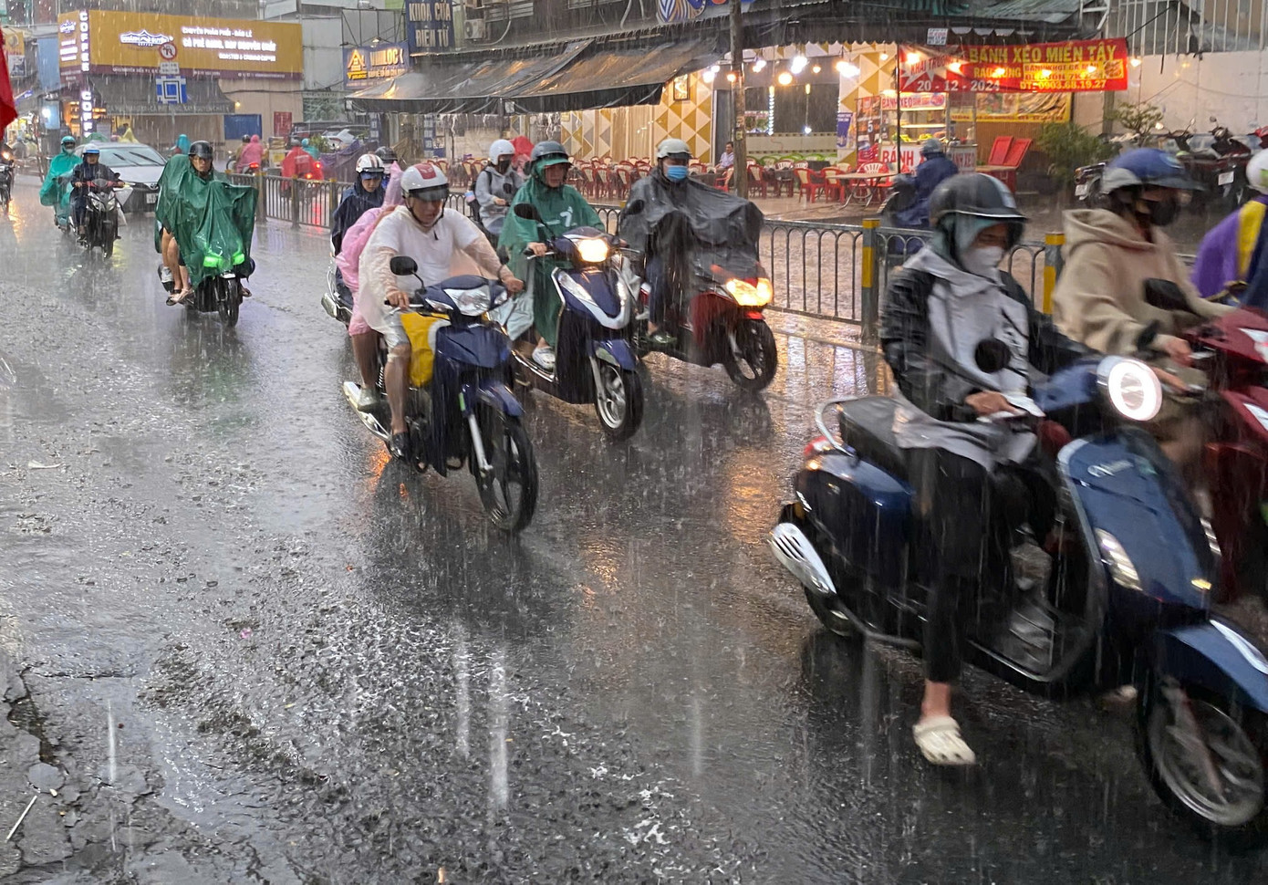 Trong những ngày cuối tuần, khu vực TPHCM có mây thay đổi, ngày nắng, chiều và tối có mưa rào và dông rải rác, có nơi mưa vừa, cục bộ mưa to, một số khu vực có xác suất mưa từ 60-65%. Ảnh minh họa: Hữu Huy Trong những ngày cuối tuần, khu vực TPHCM có mây thay đổi, ngày nắng, chiều và tối có mưa rào và dông rải rác, có nơi mưa vừa, cục bộ mưa to, một số khu vực có xác suất mưa từ 60-65%. Ảnh minh họa: Hữu Huy