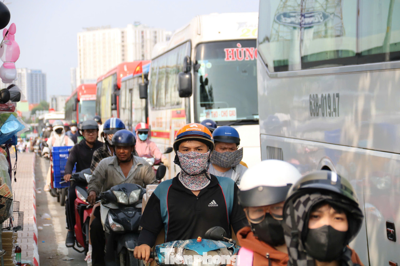 Người dân mướt mồ hôi để di chuyển thoát khỏi điểm ùn ứ.