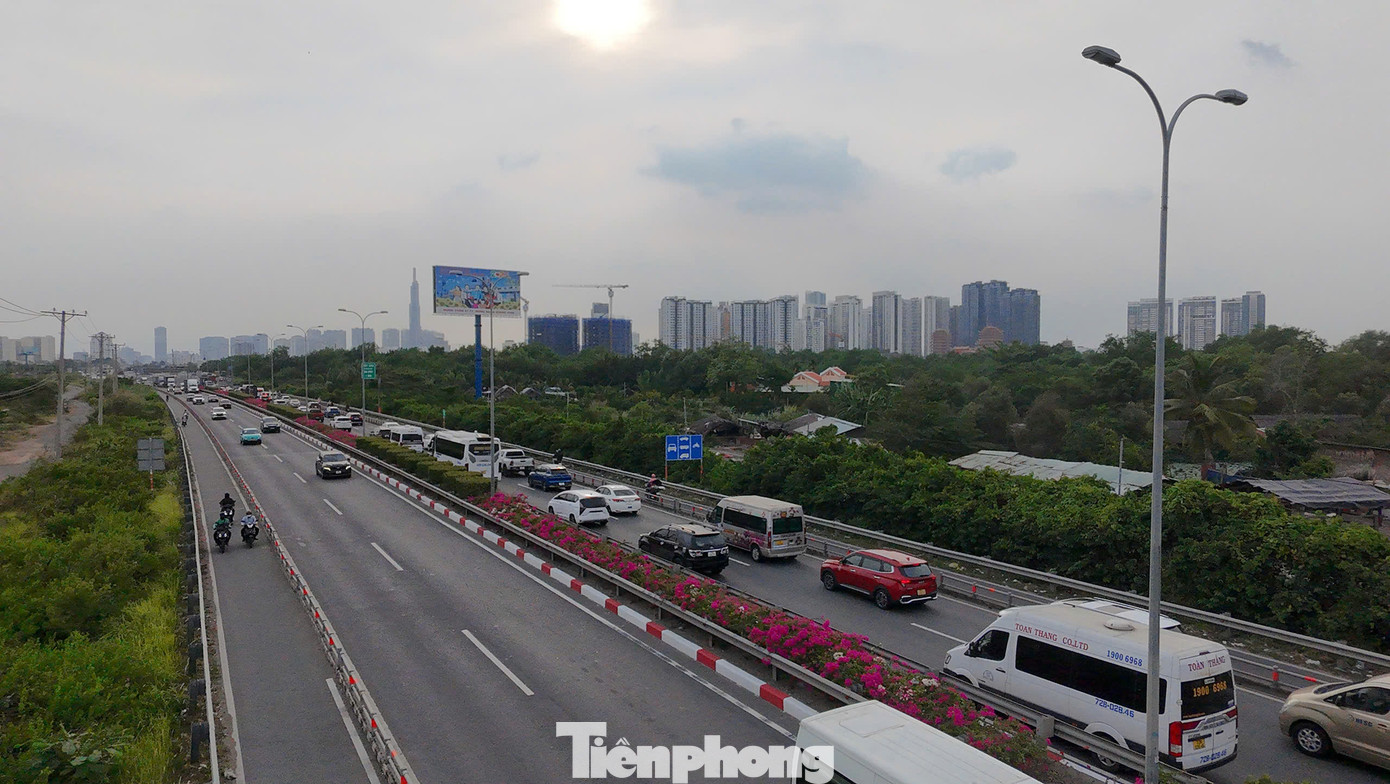 Một đoạn đường dẫn cao tốc TPHCM - Long Thành - Dầu Giây (đoạn qua TP. Thủ Đức, TPHCM). Ảnh: Hữu Huy