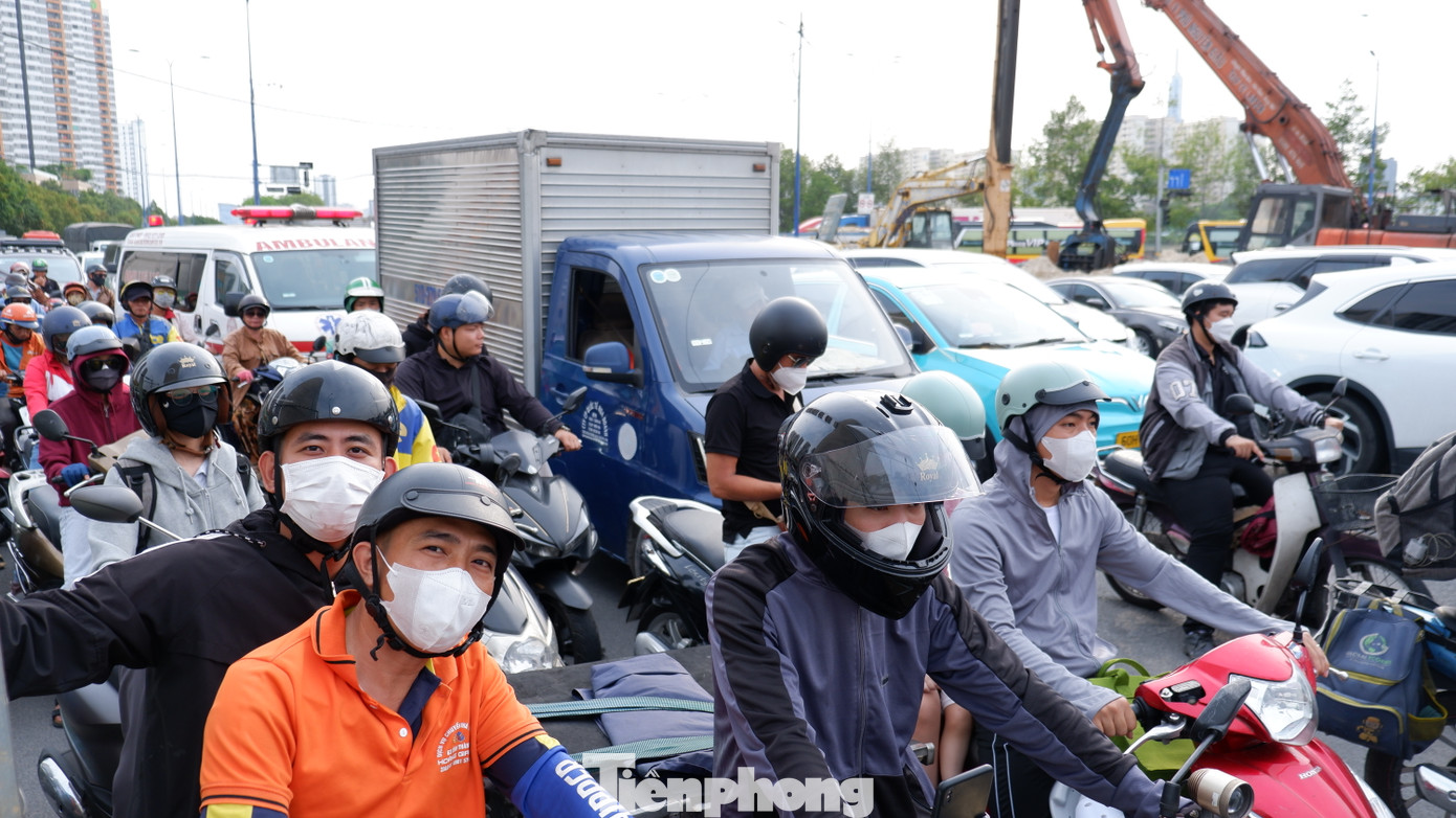 Khu vực nút giao giữa đường Mai Chí Thọ - Đồng Văn Cống ken cứng người và phương tiện.