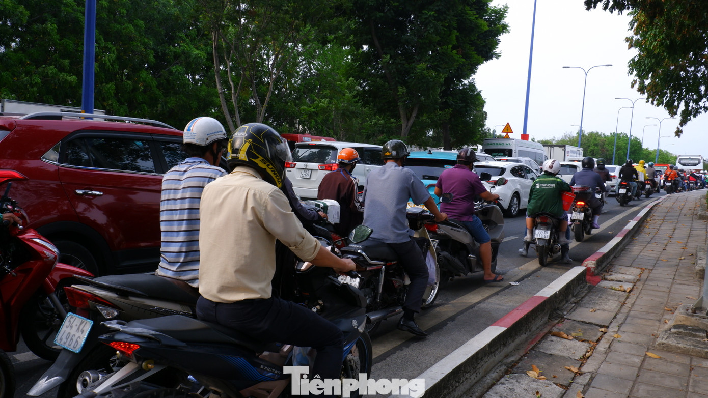 Dòng phương tiện nối đuôi di chuyển trên đường Mai Chí Thọ (hướng từ hầm vượt sông Sài Gòn đi nút giao An Phú).