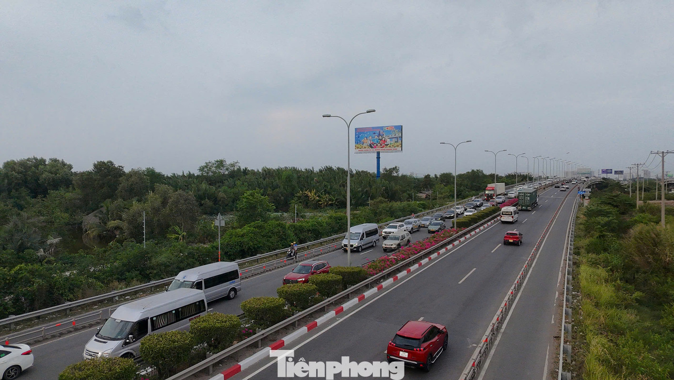 Trên cao tốc TPHCM - Long Thành - Dầu Giây, giao thông thông thoáng theo hướng TPHCM đi Đồng Nai, Trong khi đó, ở hướng ngược lại đi TPHCM, dòng phương tiện nối đuôi xếp hàng di chuyển.