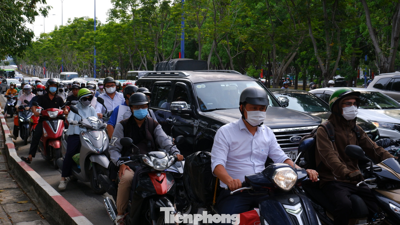 Trong khi đó, ở trục đường Mai Chí Thọ (cửa ngõ phía Đông TPHCM), giao thông ùn ứ trong giờ cao điểm cuối chiều 29/4.