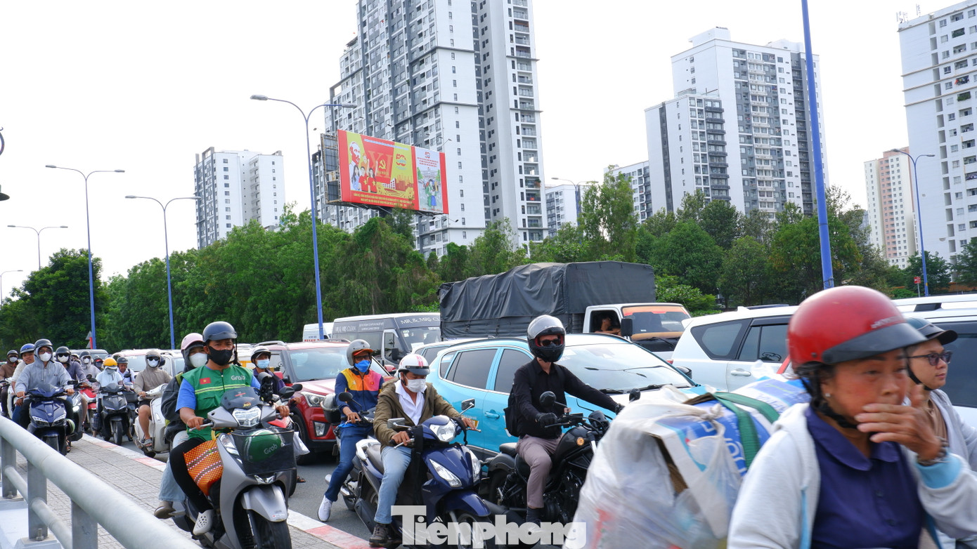 Một số phương tiện &quot;leo vỉa hè&quot; để thoát điểm ùn ứ.