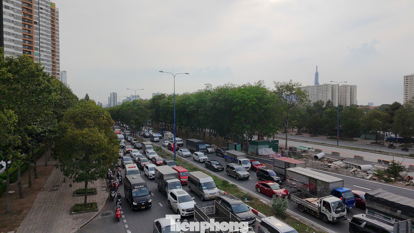 Phương tiện ùn ứ trên đường Mai Chí Thọ (TP Thủ Đức).