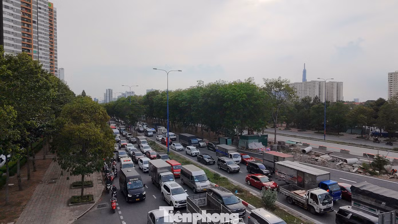 Phương tiện ùn ứ trên đường Mai Chí Thọ (TP Thủ Đức).