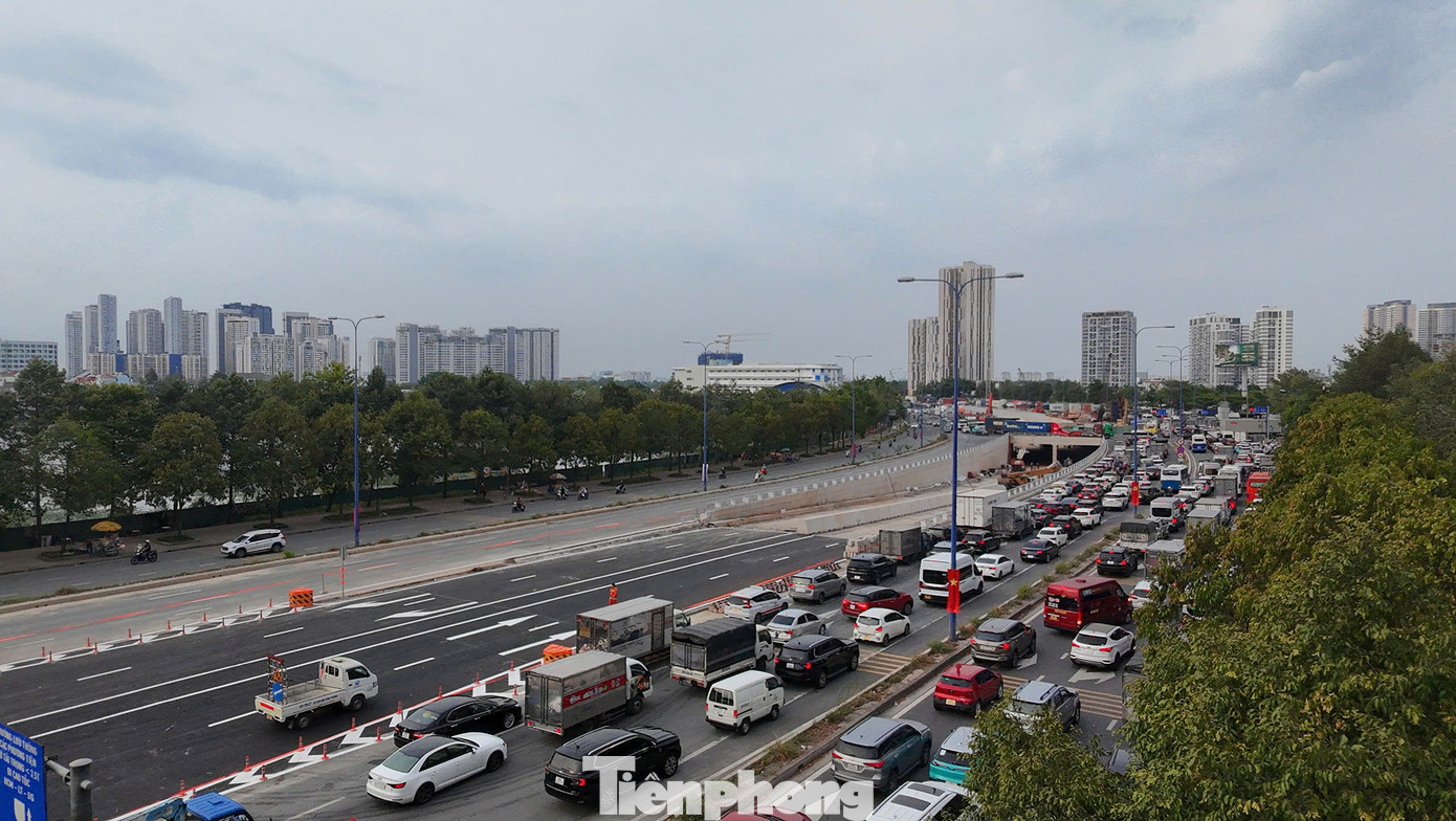 Dòng xe nối đuôi di chuyển chậm trên đường Mai Chí Thọ trong chiều 29/4.