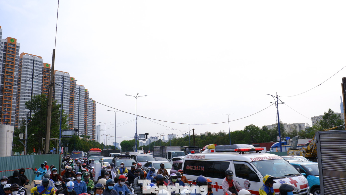 Dòng phương tiện nhích từng chút trên đường Mai Chí Thọ - đoạn gần nút giao thông An Phú lúc 17 giờ ngày 29/4.