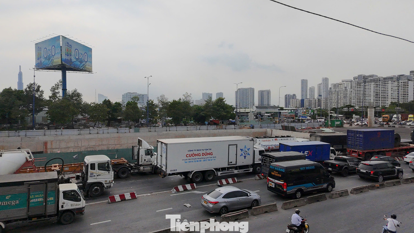 Dòng phương tiện di chuyển chậm qua nút giao An Phú để lên cao tốc TPHCM - Long Thành - Dầu Giây.