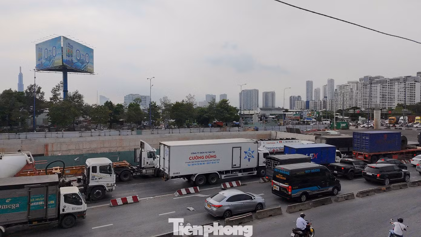 Dòng phương tiện di chuyển chậm qua nút giao An Phú để lên cao tốc TPHCM - Long Thành - Dầu Giây.