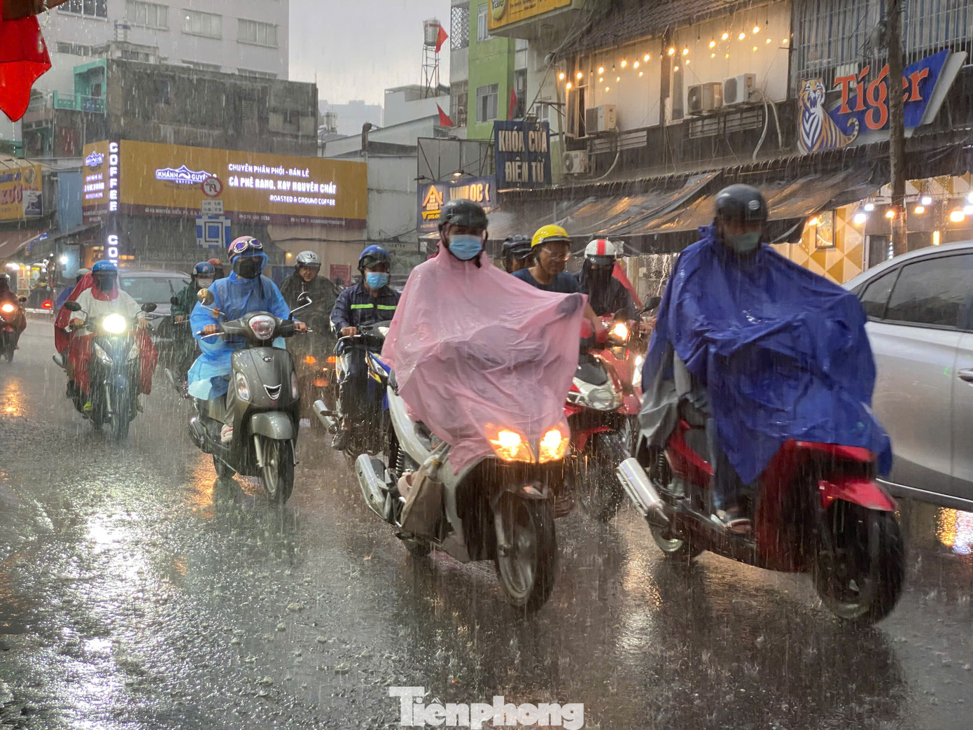 Từ hôm nay đến ngày 26/4, thời tiết TPHCM tiếp tục duy trì trạng thái nắng nóng ban ngày, chiều tối khả năng xuất hiện mưa rào và dông. Ảnh minh họa: Hữu Huy