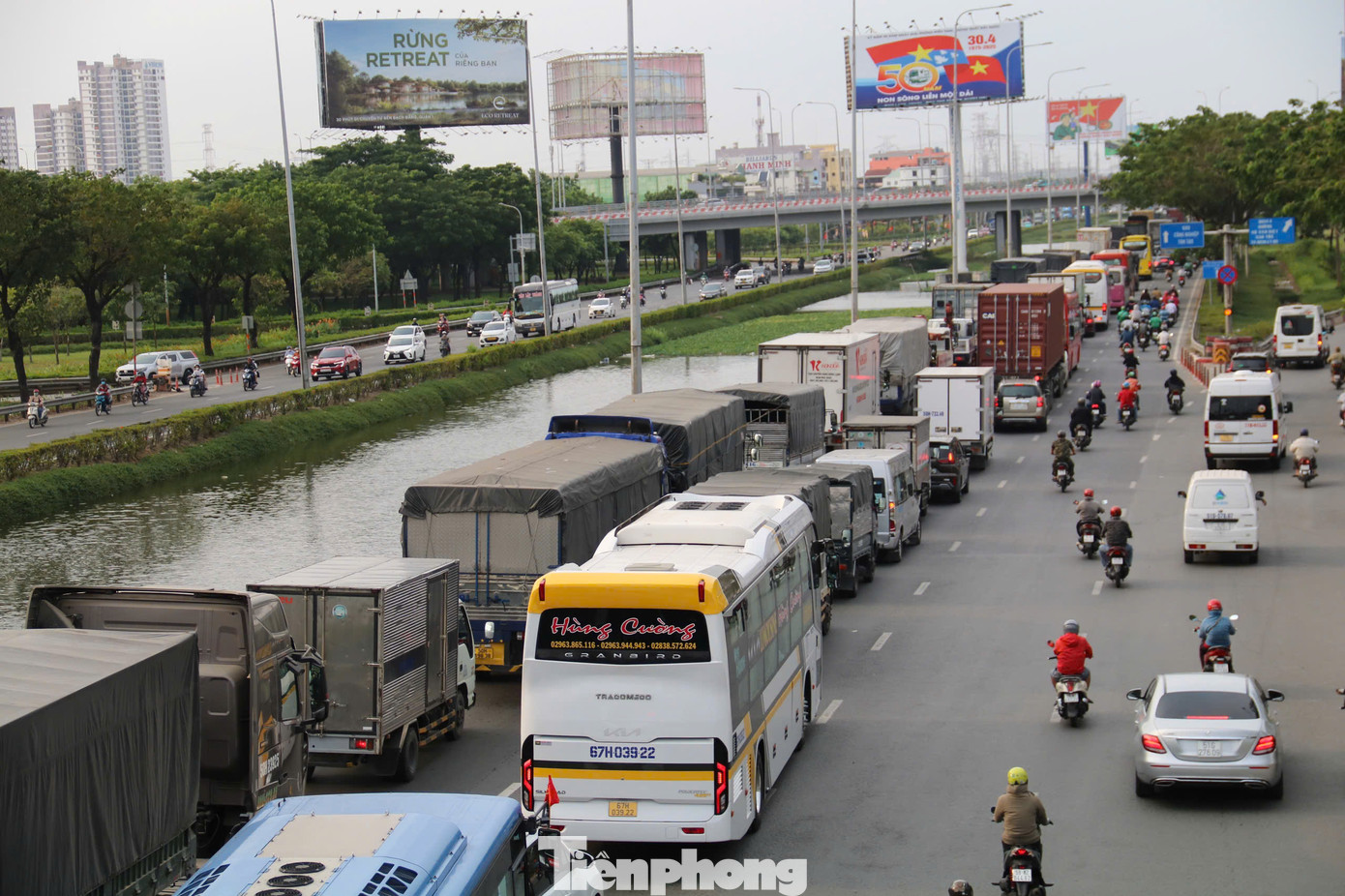 Khu vực quốc lộ 1 - cửa ngõ phía Tây TPHCM và đường Kinh Dương Vương ùn ứ kéo dài hơn 1km hướng từ bến xe Miền Tây về vòng xoay An Lạc.