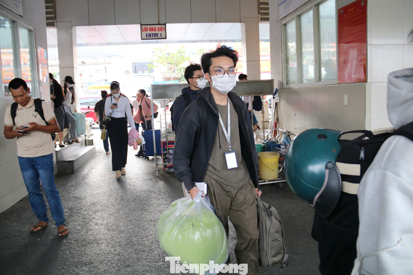 Đến cuối giờ chiều, lượng khách đi và đến bến xe Miền Tây tiếp tục gia tăng.