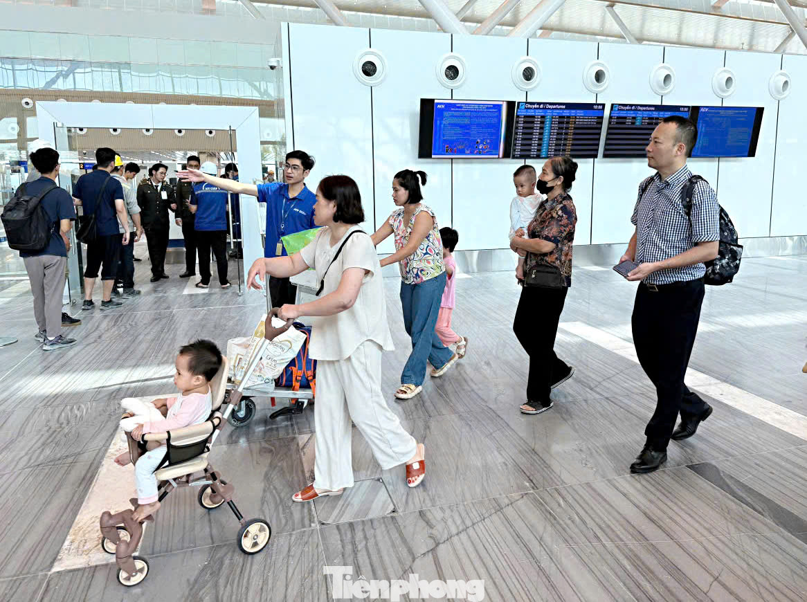 Cảng Hàng không quốc tế Tân Sơn Nhất cho biết, trong hôm nay dự kiến cảng sẽ khai thác 744 chuyến bay đi và đến với hơn 120.000 lượt hành khách. Trong đó, ga trong nước có gần 70.000 hành khách (khách đến gần 39.000 lượt và khách đi hơn hơn 30.800 lượt); ga quốc tế có hơn 50.000 lượt hành khách (khách đi 27.664 lượt và khách đến là hơn 22.300 lượt).