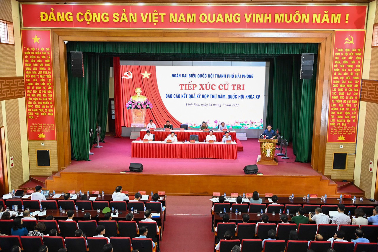 Chủ tịch Quốc hội Vương Đình Huệ tại buổi tiếp xúc cử tri huyện Vĩnh Bảo, TP Hải Phòng ngày 4/7. Chủ tịch Quốc hội Vương Đình Huệ tại buổi tiếp xúc cử tri huyện Vĩnh Bảo, TP Hải Phòng ngày 4/7.