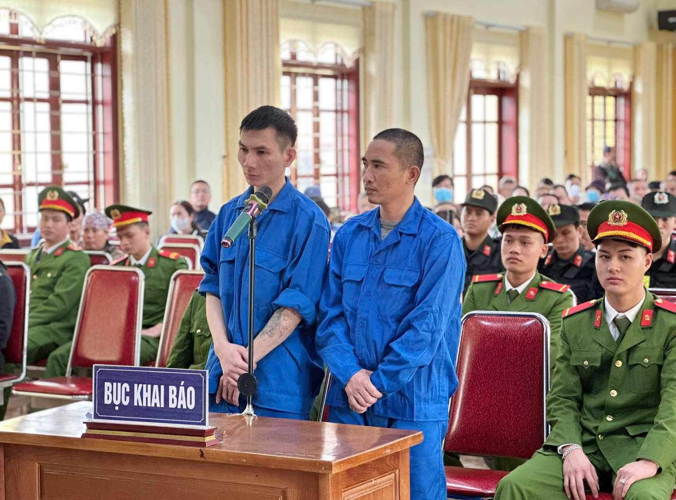 Bị cáo Lương Văn Đạt và Nguyễn Văn Doanh tại tòa.