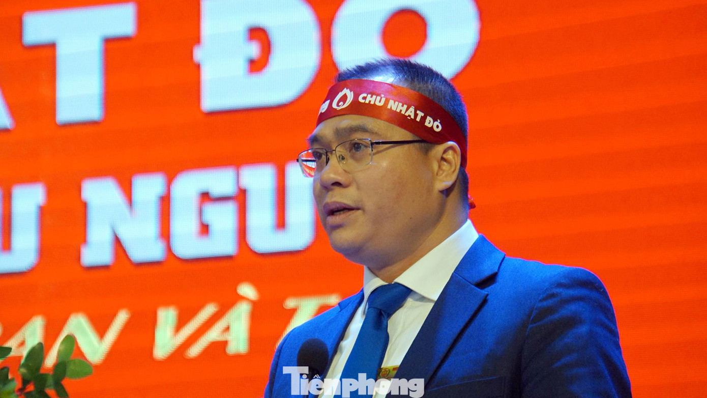 PGS. TS Nguyễn Minh Đức - Phó Hiệu trưởng Nhà trường cho biết, xuất phát từ nhu cầu thực tế cần máu của các bệnh nhân tại các bệnh viện địa phương, hơn 10 năm qua nhà trường đã phối hợp với các đơn vị tổ chức nhiều chương trình hiến máu, trong đó phối hợp với Báo Tiền Phong tổ chức ngày hội Chủ Nhật Đỏ, hiến máu cứu người mà nòng cốt là các bạn sinh viên, cán bộ giảng viên nhà trường.