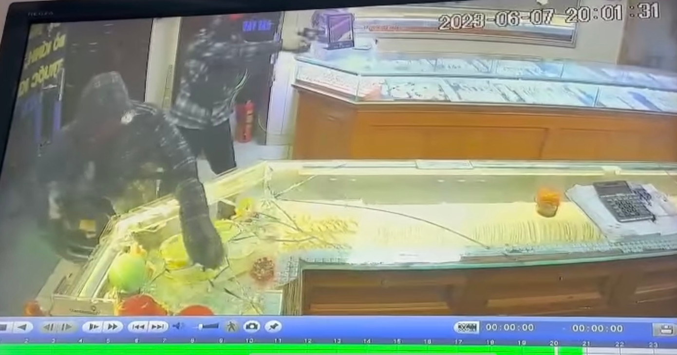 Hình ảnh vụ cướp. Ảnh trích xuất từ camera an ninh.