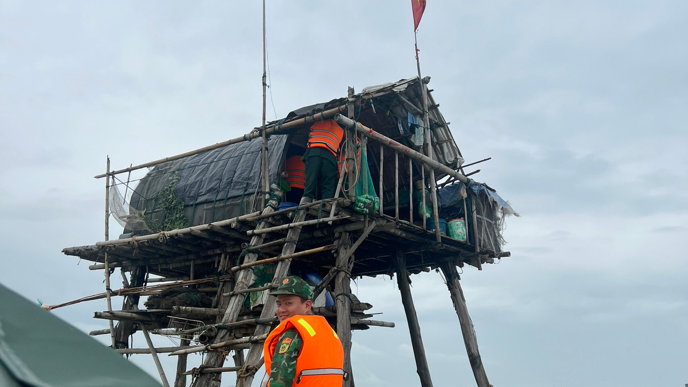 Lực lượng chức năng vận động ngư dân tự nguyện tháo dỡ chòi canh tại các bãi ngao vùng biển Kiến Thụy.