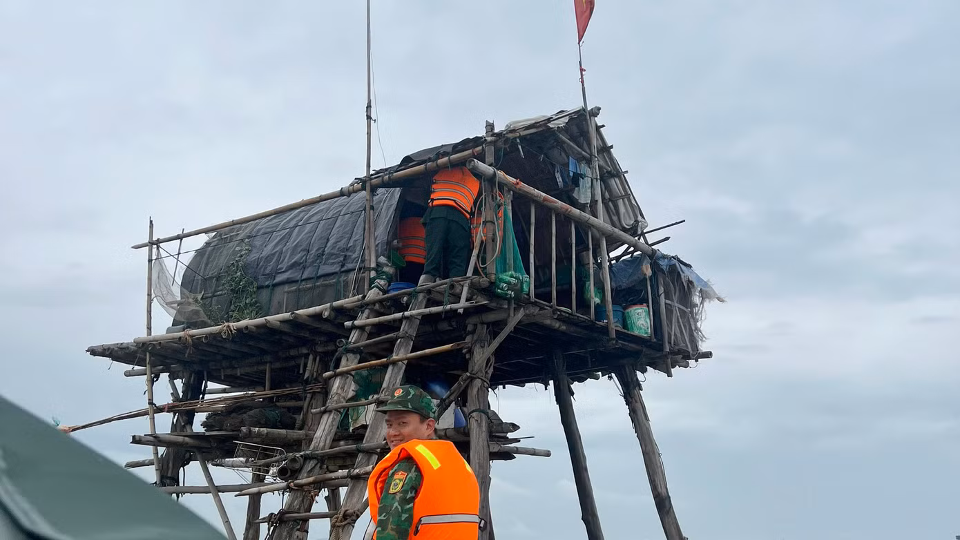 Lực lượng chức năng vận động ngư dân tự nguyện tháo dỡ chòi canh tại các bãi ngao vùng biển Kiến Thụy.