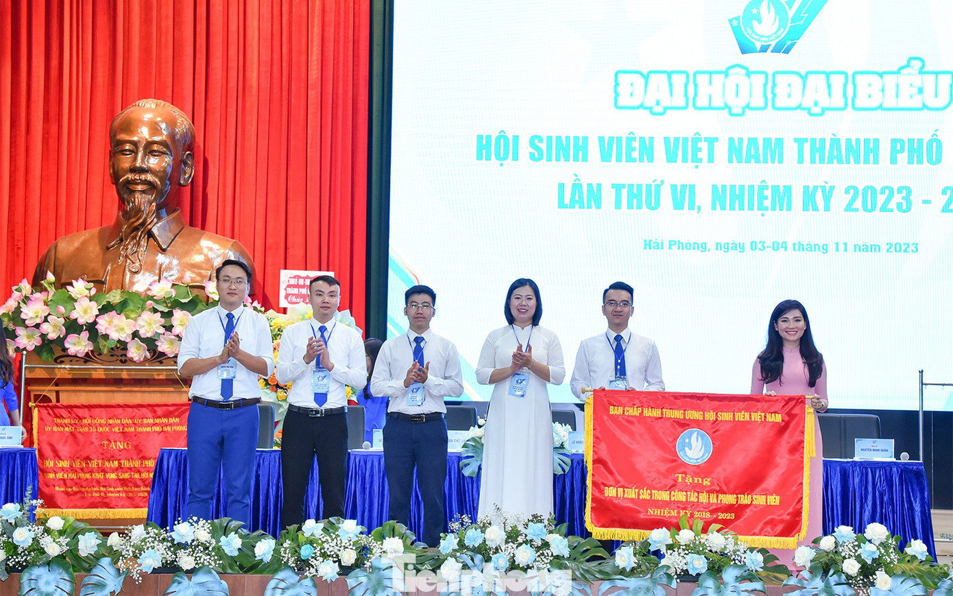 Chị Hồ Hồng Nguyên - Phó chủ tịch Thường trực Trung ương Hội Sinh viên Việt Nam tặng cờ thi đua xuất sắc cho Hội Sinh viên Việt Nam TP Hải Phòng.