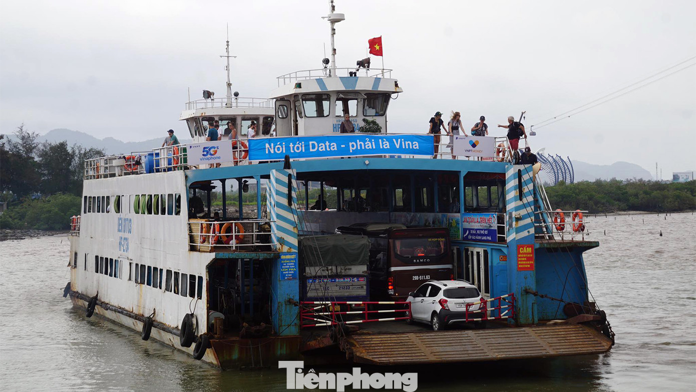 Trao đổi với Tiền Phong, lãnh đạo Bến phà Gót - Cái Viềng cho biết, trong dịp nghỉ lễ 30/4, đơn vị tổ chức gần 1.000 chuyến phà vận chuyển hơn 50.000 lượt du khách, hơn 11.000 xe máy và hơn 5.000 ô tô.