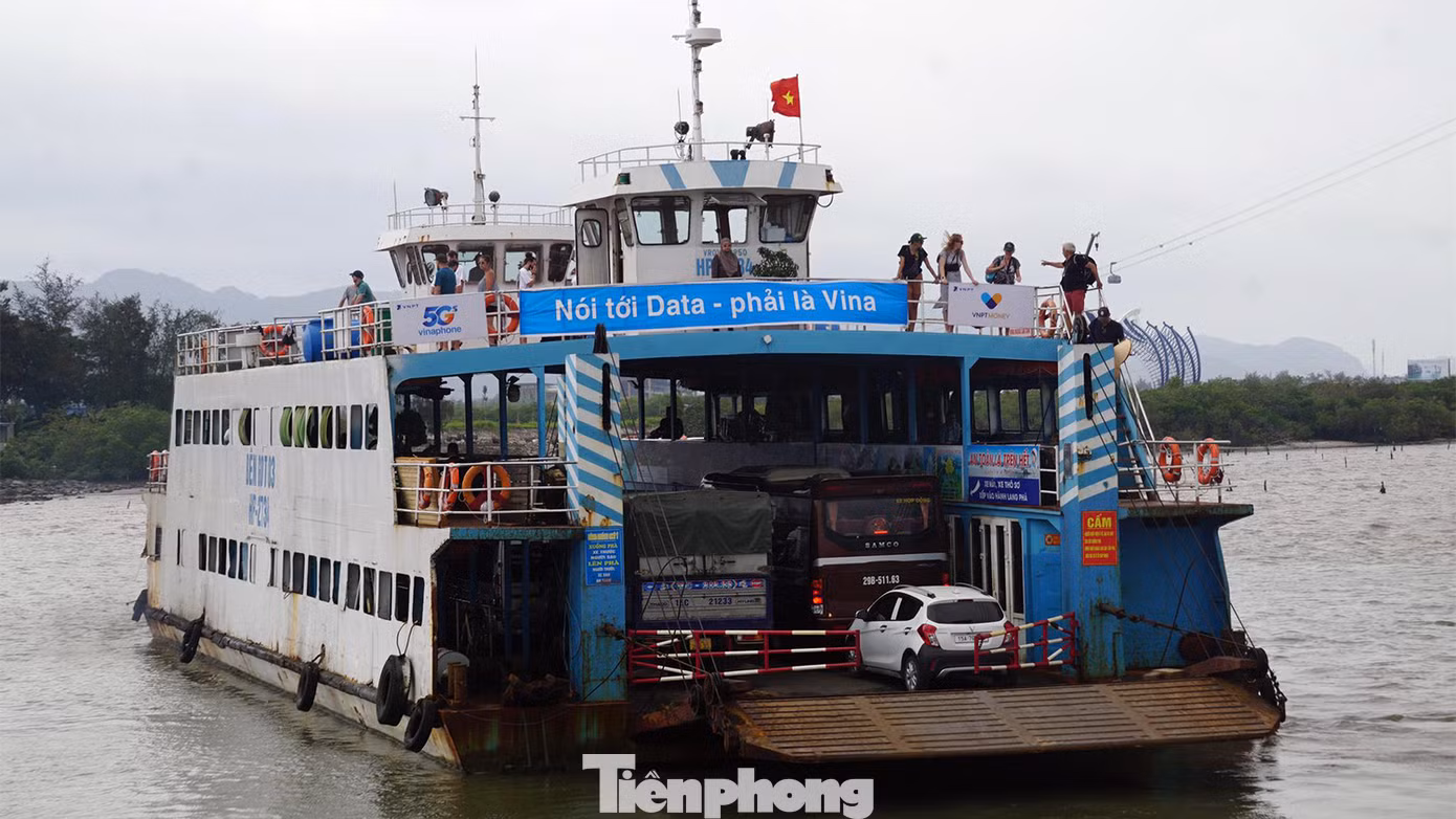 Trao đổi với Tiền Phong, lãnh đạo Bến phà Gót - Cái Viềng cho biết, trong dịp nghỉ lễ 30/4, đơn vị tổ chức gần 1.000 chuyến phà vận chuyển hơn 50.000 lượt du khách, hơn 11.000 xe máy và hơn 5.000 ô tô. Trao đổi với Tiền Phong, lãnh đạo Bến phà Gót - Cái Viềng cho biết, trong dịp nghỉ lễ 30/4, đơn vị tổ chức gần 1.000 chuyến phà vận chuyển hơn 50.000 lượt du khách, hơn 11.000 xe máy và hơn 5.000 ô tô.