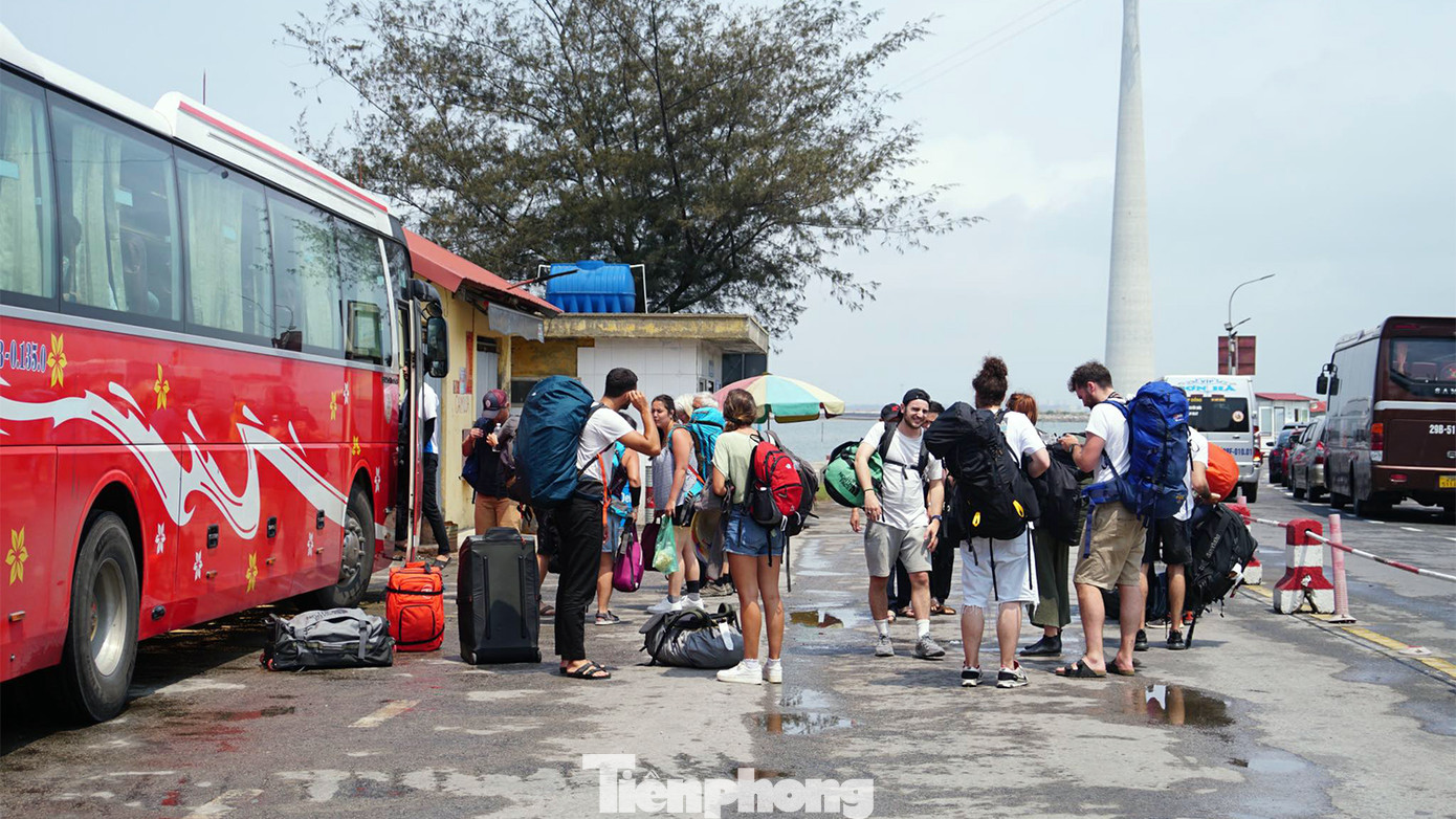 Theo ghi nhận của PV ngày 3/5, chiều từ trung tâm TP Hải Phòng ra đảo Cát Bà, giao thông thông thoáng, các phương tiện và du khách xếp hàng chờ phà không quá đông. Ngoài người dân và du khách đi du lịch muộn, nhiều đoàn khách nước ngoài tới bến chờ phà ra đảo vui chơi dịp đầu mùa hè.