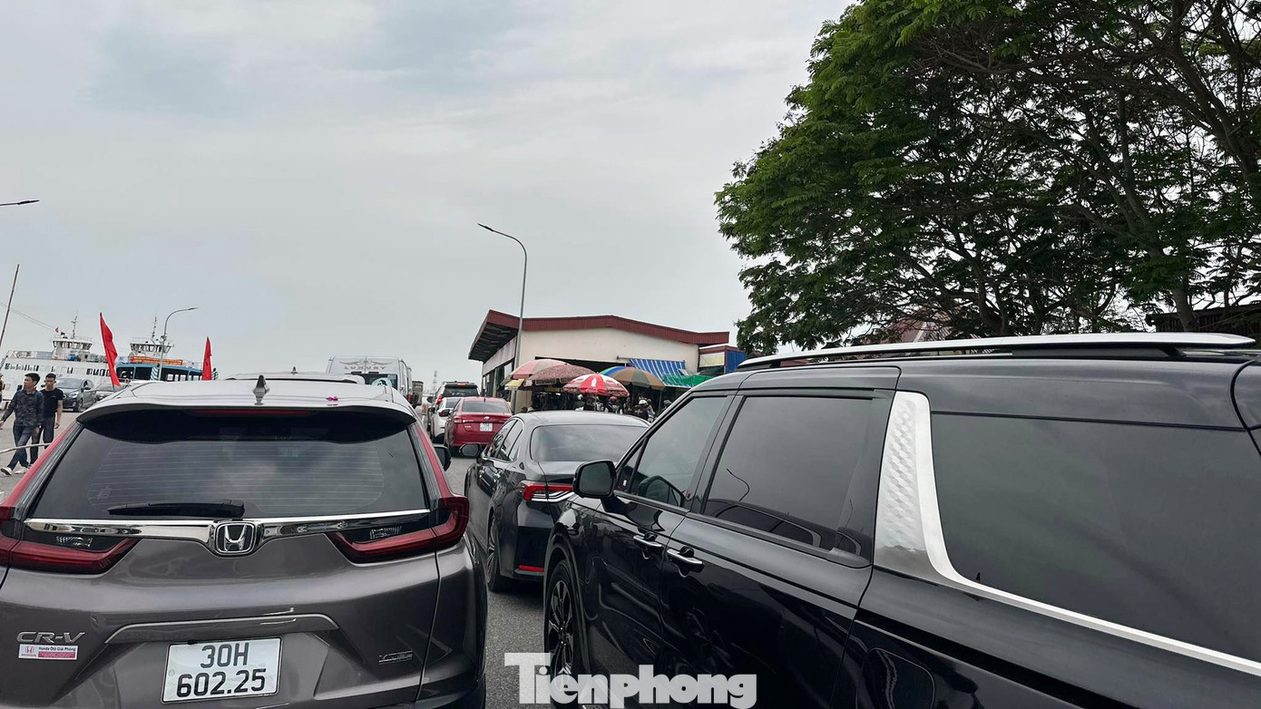 Giờ cao điểm gần trưa và cuối chiều, bến phà Cái Viềng chỉ ùn ứ phương tiện trong thời gian ngắn. Tại khu vực này, không còn cảnh phương tiện nối đuôi nhau hàng trăm mét, du khách vật vạ xếp hàng nhiều giờ như những năm trước.