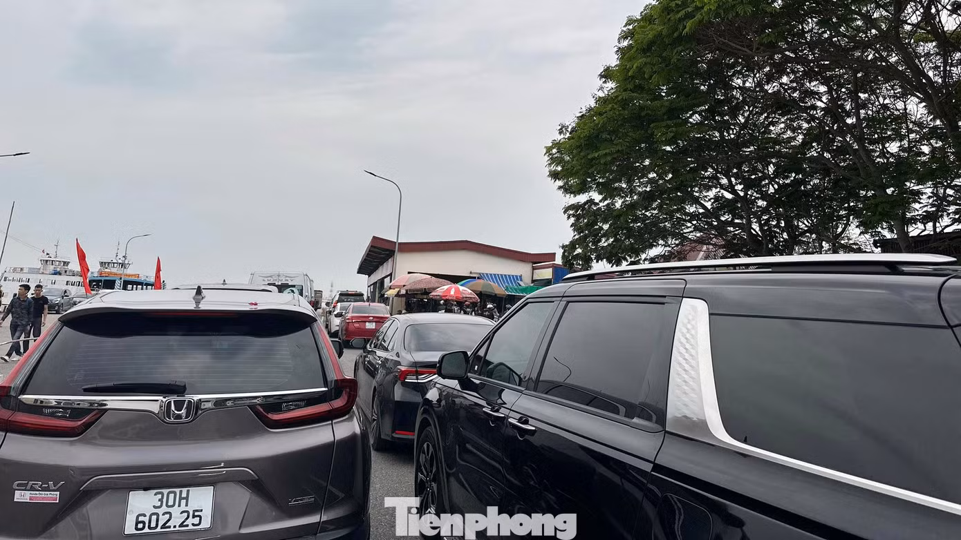 Giờ cao điểm gần trưa và cuối chiều, bến phà Cái Viềng chỉ ùn ứ phương tiện trong thời gian ngắn. Tại khu vực này, không còn cảnh phương tiện nối đuôi nhau hàng trăm mét, du khách vật vạ xếp hàng nhiều giờ như những năm trước. Giờ cao điểm gần trưa và cuối chiều, bến phà Cái Viềng chỉ ùn ứ phương tiện trong thời gian ngắn. Tại khu vực này, không còn cảnh phương tiện nối đuôi nhau hàng trăm mét, du khách vật vạ xếp hàng nhiều giờ như những năm trước.