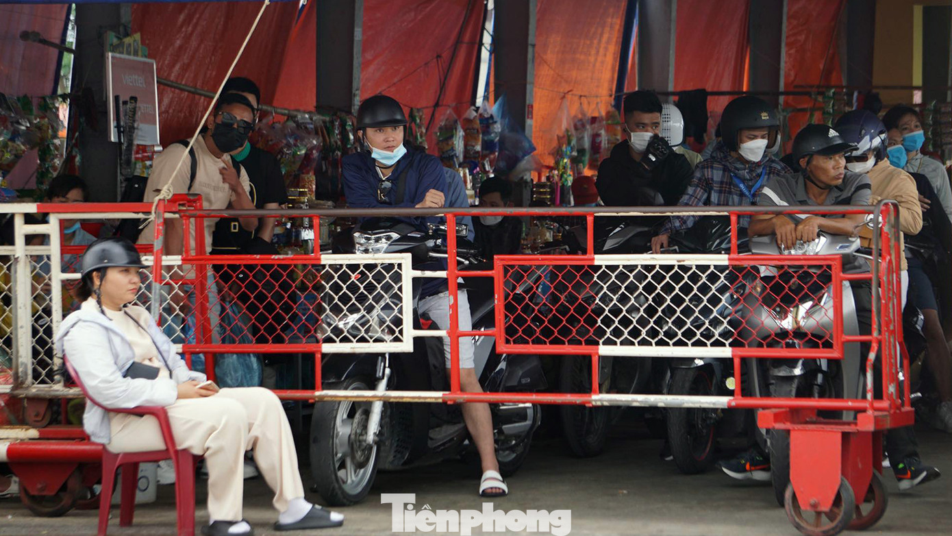 Năm nay, tỷ lệ du khách đi xe máy và đi bộ qua phà ra đảo Cát Bà vui chơi tăng cao hơn so với những năm trước.