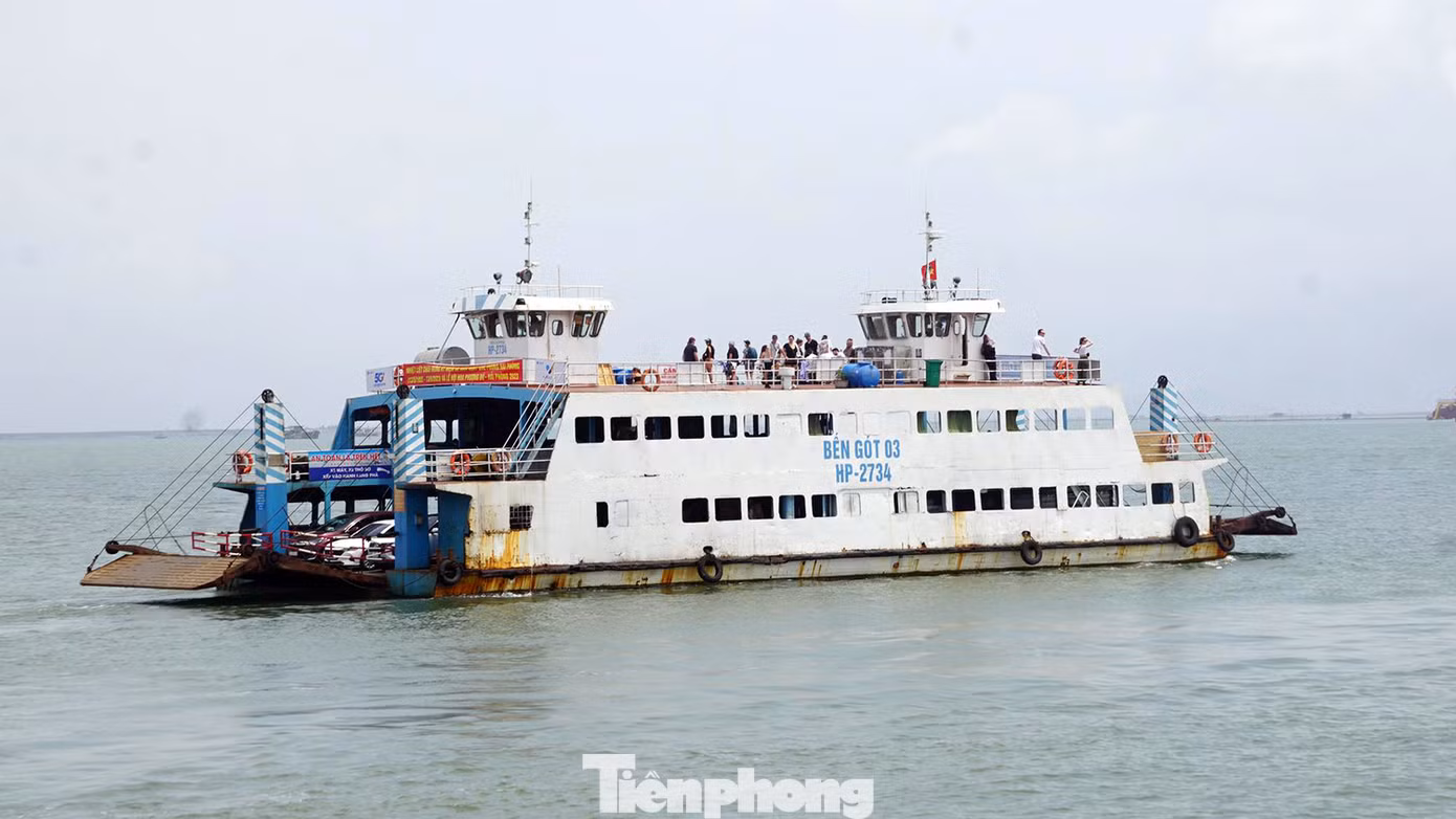 Ngày 3/5, ngày cuối trong kỳ nghỉ lễ 30/4-1/5, bến phà Gót - Cái Viềng (huyện Cát Hải, TP Hải Phòng) không còn cảnh ùn tắc, không còn tình trạng du khách vật vạ chờ phà nhiều giờ đồng như những năm trước. Ngày 3/5, ngày cuối trong kỳ nghỉ lễ 30/4-1/5, bến phà Gót - Cái Viềng (huyện Cát Hải, TP Hải Phòng) không còn cảnh ùn tắc, không còn tình trạng du khách vật vạ chờ phà nhiều giờ đồng như những năm trước.