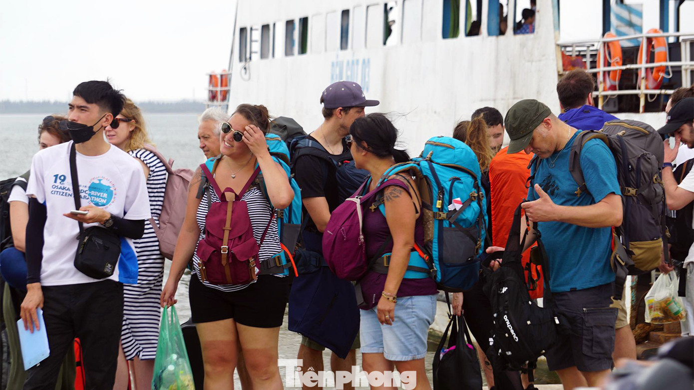 Để tránh ùn tắc, đơn vị huy động 100% cán bộ, nhân viên trực vận hành tất cả các phà lớn nhỏ phục vụ du khách. Bên cạnh đó, địa phương có thêm tuyến xe buýt công cộng chở du khách đi bộ từ bến phà vào thị trấn Cát Bà, cùng với hạn chế ô tô cá nhân do đó giao thông khá thông thông, không xảy ra ùn tắc kéo dài.