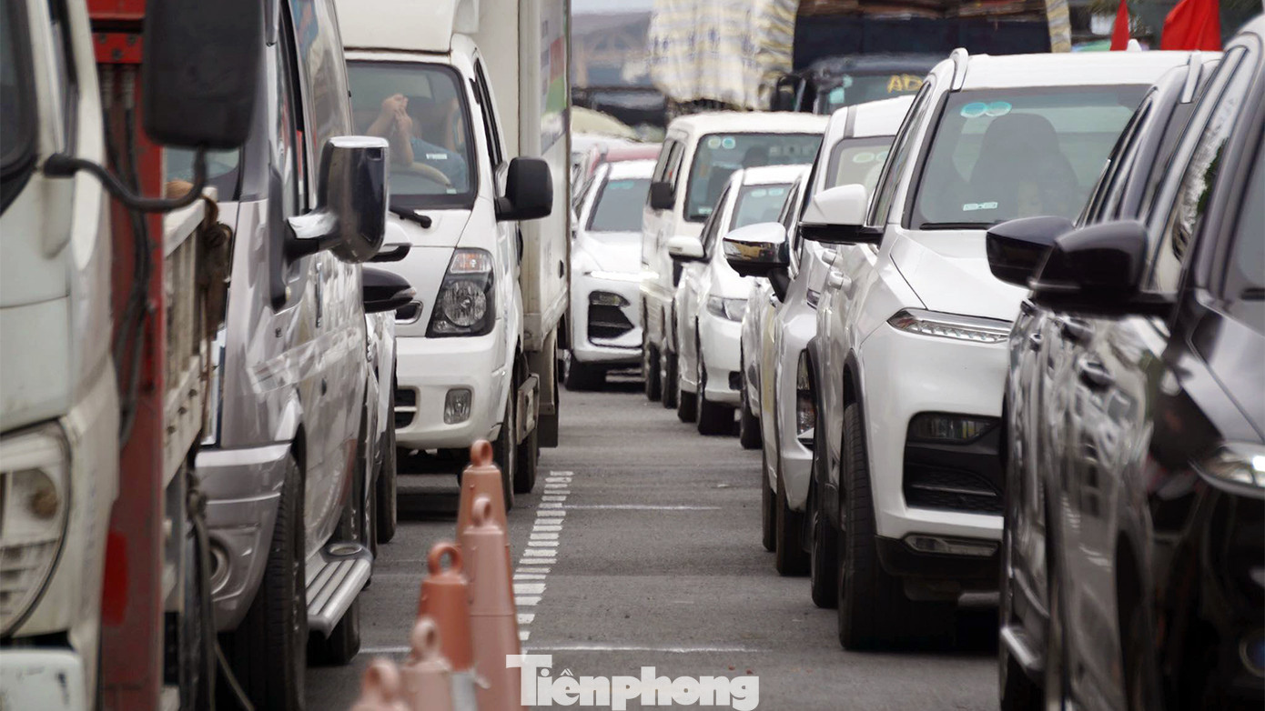 Tài xế và du khách chờ khoảng 30 phút đến 1 giờ là có thể lên phà trở về nhà sau kỳ nghỉ lễ kéo dài.