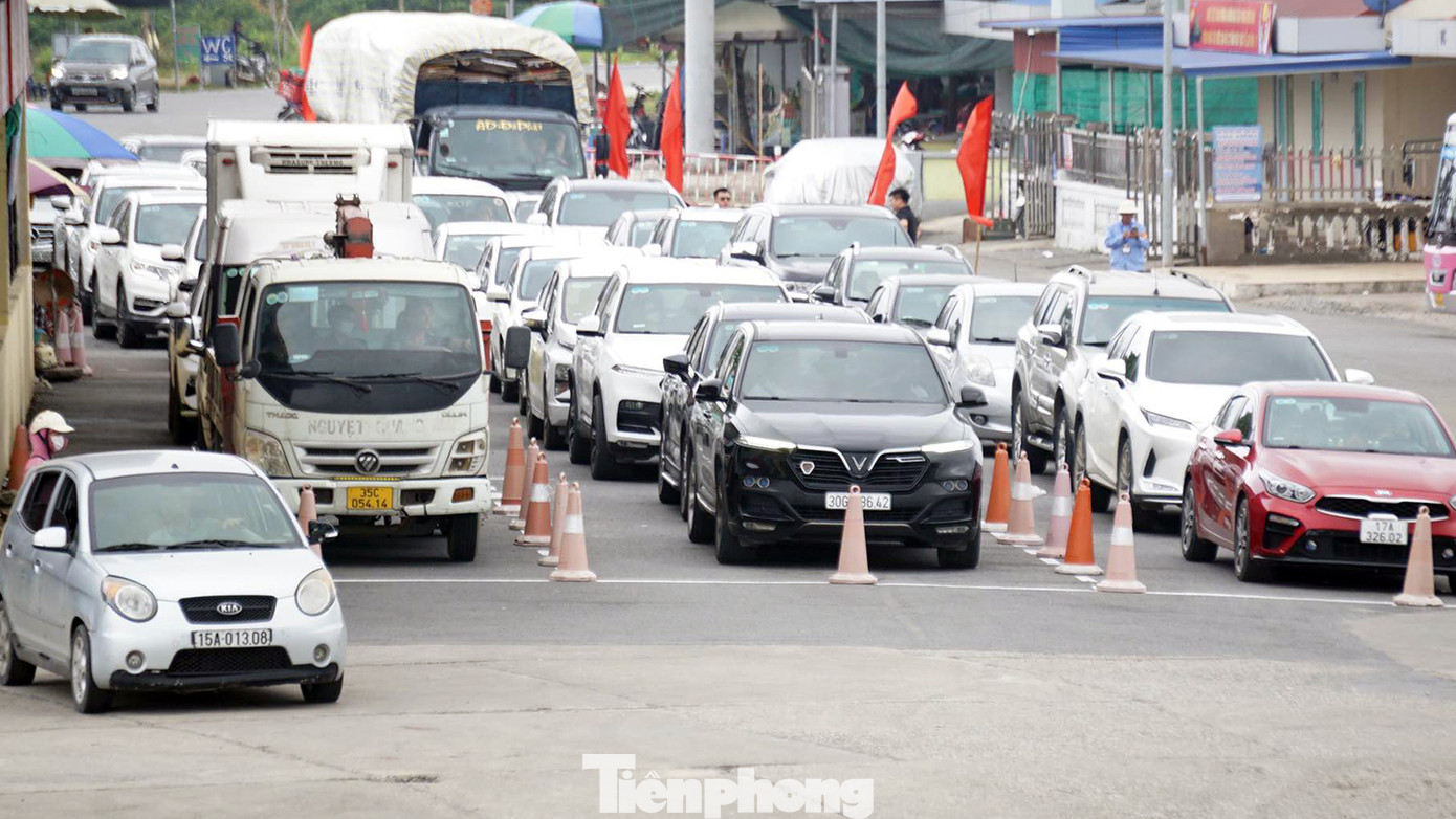 Ở chiều ngược lại, khá đông phương tiện từ đảo Cát Bà chờ lên phà Cái Viềng để trở về sau chuyến du lịch dài ngày dịp 30/4-1/5.