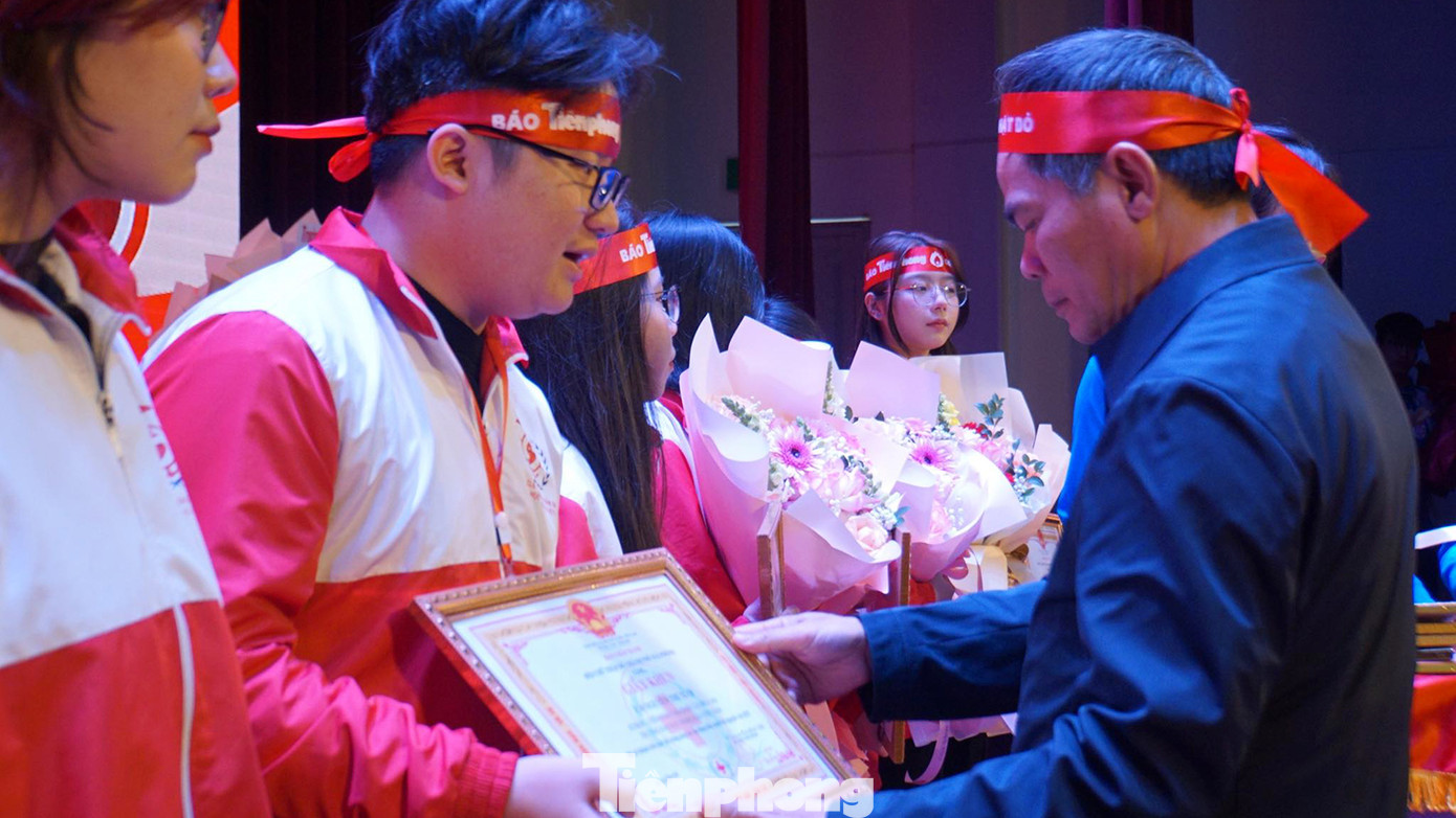 Đại diện Hội Chữ Thập đỏ thành phố cũng tặng giấy khen cho nhiều bạn trẻ, sinh viên, tình nguyện viên có thành tích xuất sắc trong công tác vận động, tổ chức hiến máu.
