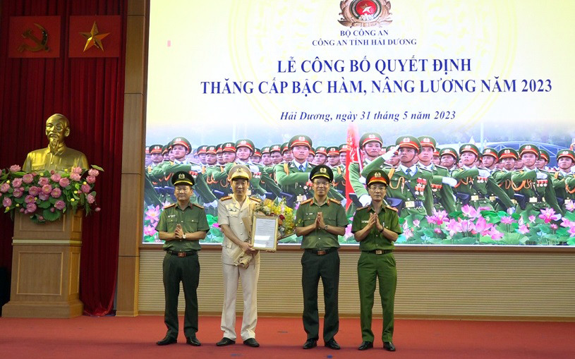 Giám đốc Công an tỉnh Hải Dương chúc mừng Đại tá Bùi Mạnh Hùng - Phó Giám đốc Công an tỉnh Hải Dương.