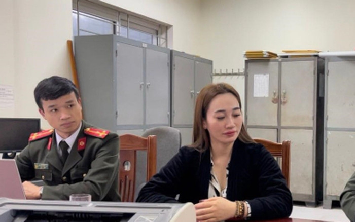 Công an thị xã Kinh Môn làm việc với cô đồng bổ cau xem bói hồi tháng 2/2023.