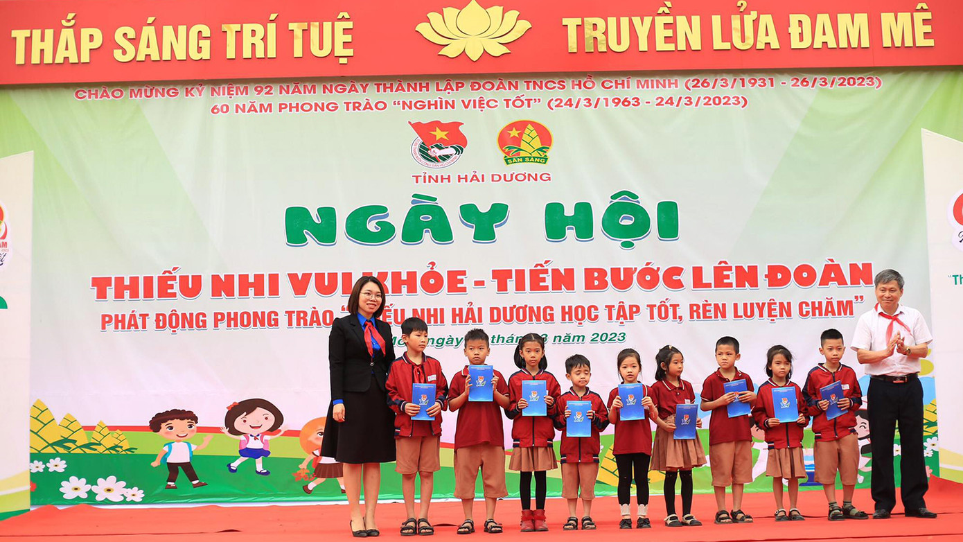 Tỉnh Đoàn Hải Dương trao quà cho các em thiếu nhi vượt khó, vươn lên trong học tập. Tỉnh Đoàn Hải Dương trao quà cho các em thiếu nhi vượt khó, vươn lên trong học tập.