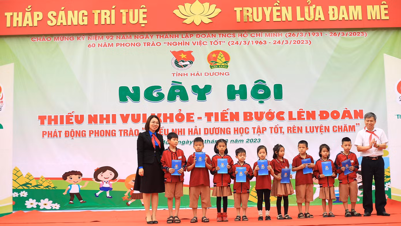 Tỉnh Đoàn Hải Dương trao quà cho các em thiếu nhi vượt khó, vươn lên trong học tập.